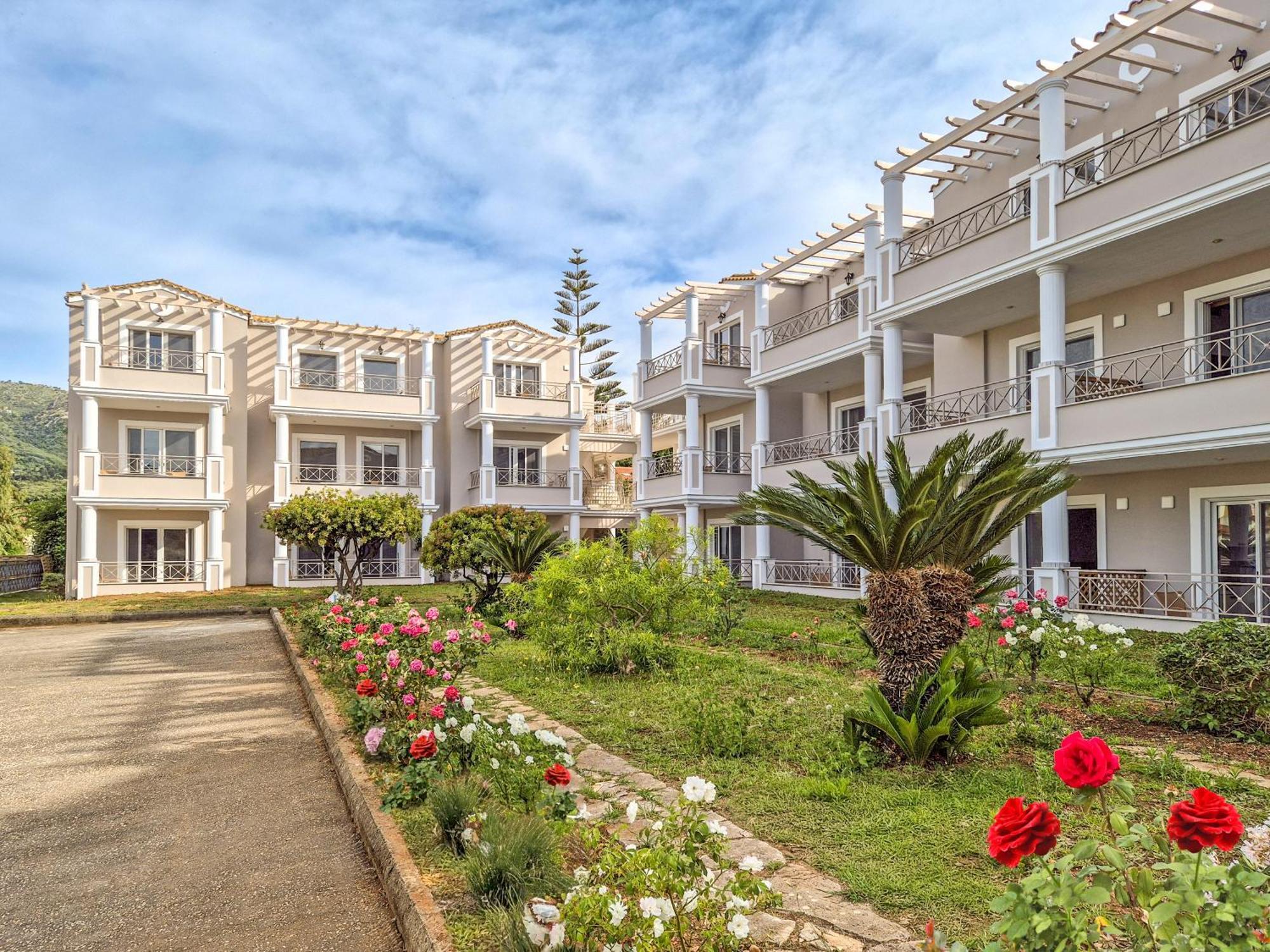 Thinalos Aparthotel Acharavi  Bagian luar foto