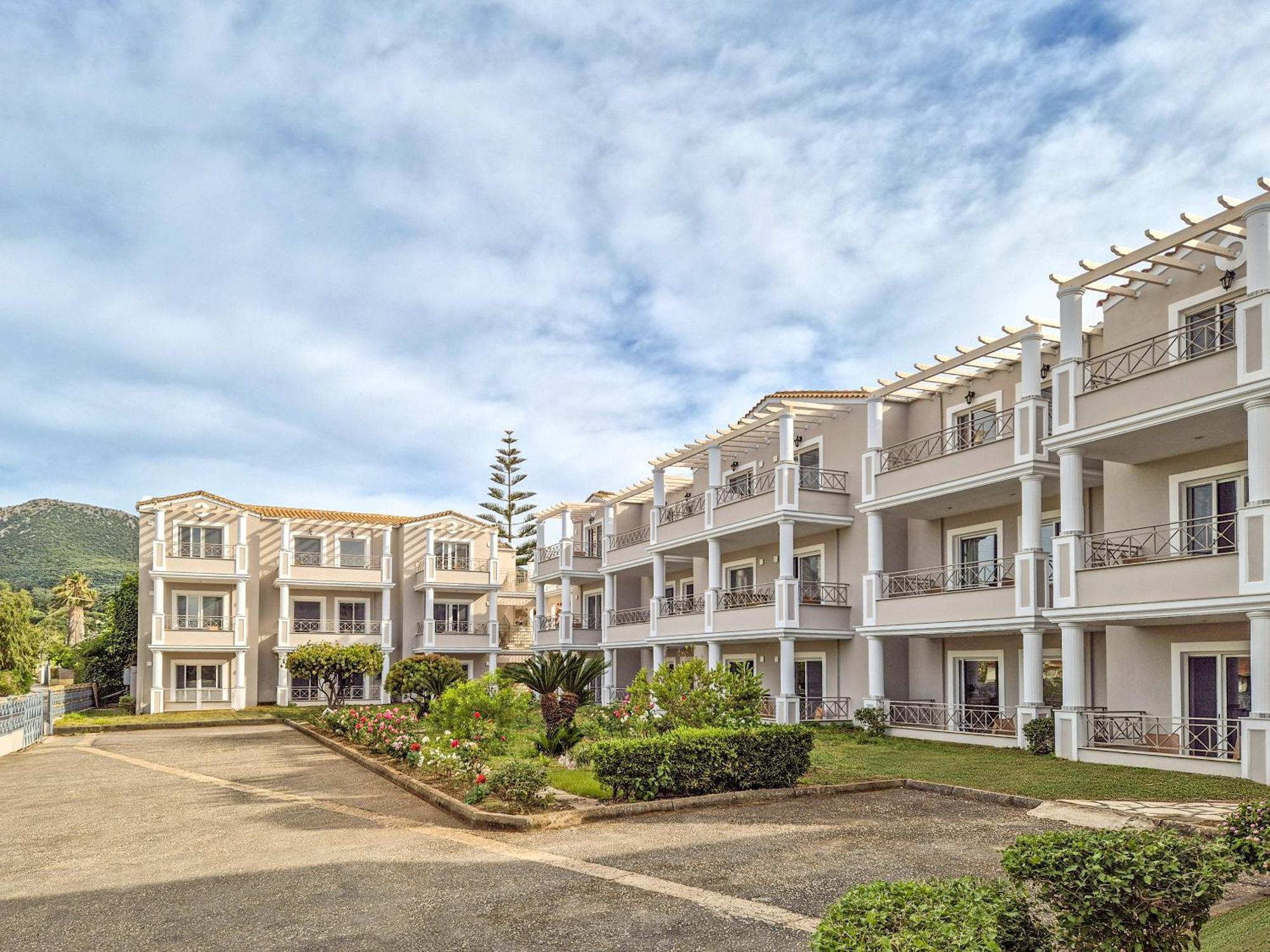 Thinalos Aparthotel Acharavi  Bagian luar foto